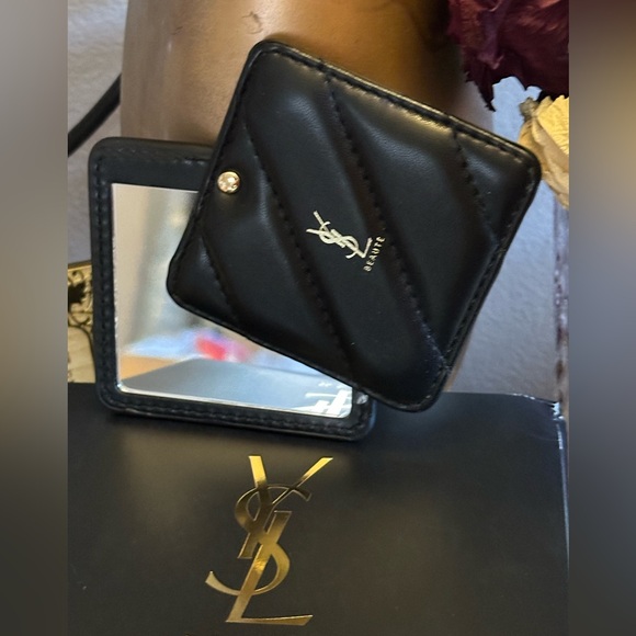 Yves Saint Laurent - Picture 2 of 10